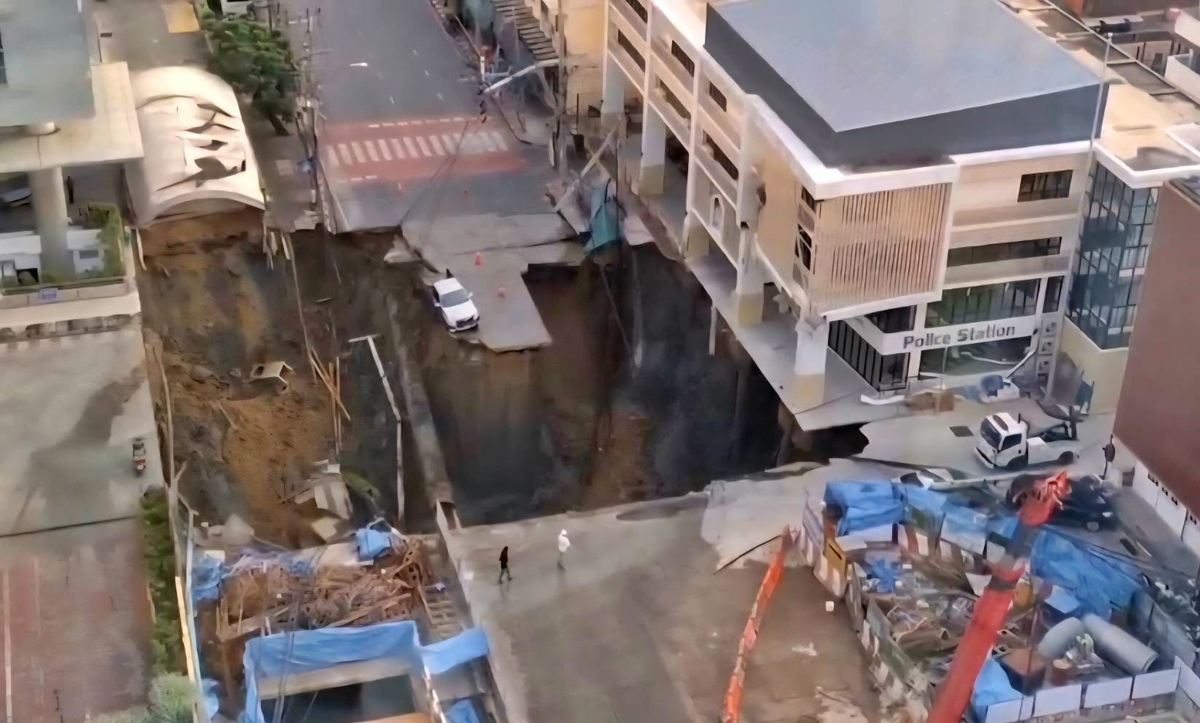 Samsen Road collapses into a giant hole 50 meters in front of Vajira Hospital.