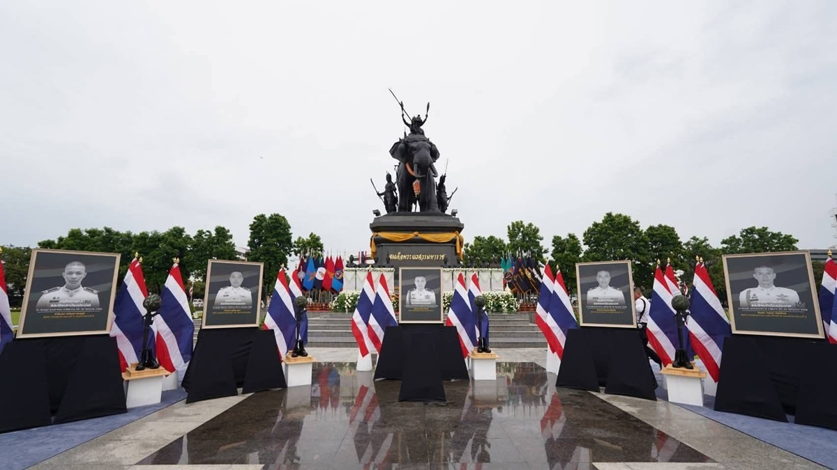 pays tribute to the brave soldiers