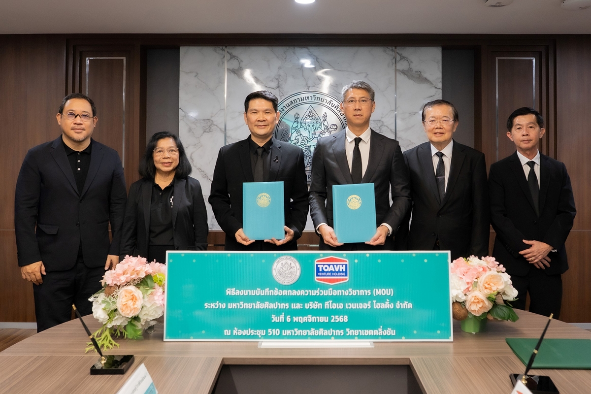 กลุ่มบริษัท ทีโอเอ เวนเจอร์ โฮลดิ้ง (TOA Venture Holding : TOAVH) เดินหน้าขับเคลื่อนองค์กรสู่ความยั่งยืน สานต่อนโยบายด้านสิ่งแวดล้อมอย่างต่อเนื่อง ล่าสุดได้ร่วมลงนามบันทึกข้อตกลงความร่วมมือทางวิชาการ (MOU) กับมหาวิทยาลัยศิลปากร เพื่อสนับสนุนการศึกษา วิจัย และพัฒนานวัตกรรมวัสดุทดแทนจากธรรมชาติ ต่อยอดไปสู่การสร้างสรรค์ผลิตภัณฑ์ใหม่ๆ ที่เป็นมิตรต่อสิ่งแวดล้อม พิธีลงนามจัดขึ้น ณ ห้องประชุม มหาวิทยาลัยศิลปากร วิทยาเขตตลิ่งชัน โดยมี นายณัฏฐวุฒิ ตั้งคารวคุณ (ที่ 3 จากขวา) ประธาน, นายพิศิษฐ์ บุญจรรยา (ที่ 2 จากขวา) กรรมการ และนายเทอดศักดิ์ สุรกิจบวร (ที่ 1 จากขวา) กรรมการ กลุ่มบริษัท ทีโอเอ เวนเจอร์ โฮลดิ้ง ร่วมลงนามกับ ศาสตราจารย์ ดร.ธนะเศรษฐ์ ง้าวหิรัญพัฒน์ (ที่ 3 จากซ้าย) อธิการบดี, ผู้ช่วยศาสตราจารย์ ดร.อรุณศรี ลีจีรจำเนียร (ที่ 2 จากซ้าย) คณบดี คณะวิศวกรรมศาสตร์และเทคโนโลยีอุตสาหกรรม และ รองศาสตราจารย์ อาวิน อินทรังษี (ที่ 1 จากซ้าย) คณบดี คณะมัณฑนศิลป์ มหาวิทยาลัยศิลปากร พร้อมด้วยคณะผู้บริหารและคณาจารย์จากทั้งสองฝ่ายร่วมเป็นสักขีพยานในพิธีดังกล่าว ความร่วมมือครั้งนี้ มีเป้าหมายเพื่อวิจัยและพัฒนาวัสดุคาร์บอนต่ำคอมพอสิทจาก Polylactic Acid (PLA), พลาสติกชีวภาพจากพืชที่สามารถสลายตัวได้ทางชีวภาพ และ Recycled Polyethylene Terephthalate (rPET) พลาสติกที่สามารถรีไซเคิลและนำกลับมาใช้ใหม่ โดยมุ่งเน้นให้วัสดุเหล่านี้ มีคุณสมบัติทางกายภาพที่ดีขึ้นและเป็นมิตรกับสิ่งแวดล้อมมากยิ่งขึ้น โครงการดังกล่าวสะท้อนแนวคิดของเศรษฐกิจหมุนเวียน (Circular Economy) ซึ่งเน้นการใช้ทรัพยากรอย่างคุ้มค่าและนำกลับมาใช้ซ้ำได้ รวมถึงเศรษฐกิจชีวภาพ (Bio Economy) ที่ส่งเสริมการใช้วัสดุจากธรรมชาติและเทคโนโลยีสีเขียว เพื่อขับเคลื่อนการเติบโตอย่างสมดุลและยั่งยืน นายณัฏฐวุฒิ ตั้งคารวคุณ เปิดเผยว่า “ความร่วมมือกับมหาวิทยาลัยศิลปากรในครั้งนี้ ถือเป็นจุดเริ่มต้นสำคัญของ TOAVH ในการสร้างองค์ความรู้และนวัตกรรมทางวัสดุ เพื่อต่อยอดสู่การผลิตเชิงพาณิชย์ในอนาคต ซึ่งไม่เพียงสร้างคุณค่าให้กับบริษัทเท่านั้น แต่ยังช่วยขับเคลื่อนเศรษฐกิจสีเขียวของประเทศให้เติบโตอย่างสมดุลและยั่งยืนต่อไป”
